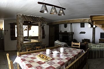 Emilie Chalet, Meribel - Centre dining area