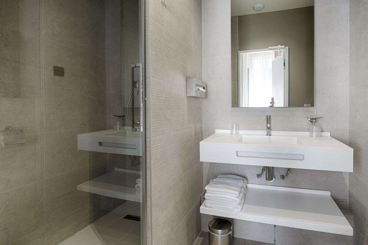 A bathroom with a sink and a mirror