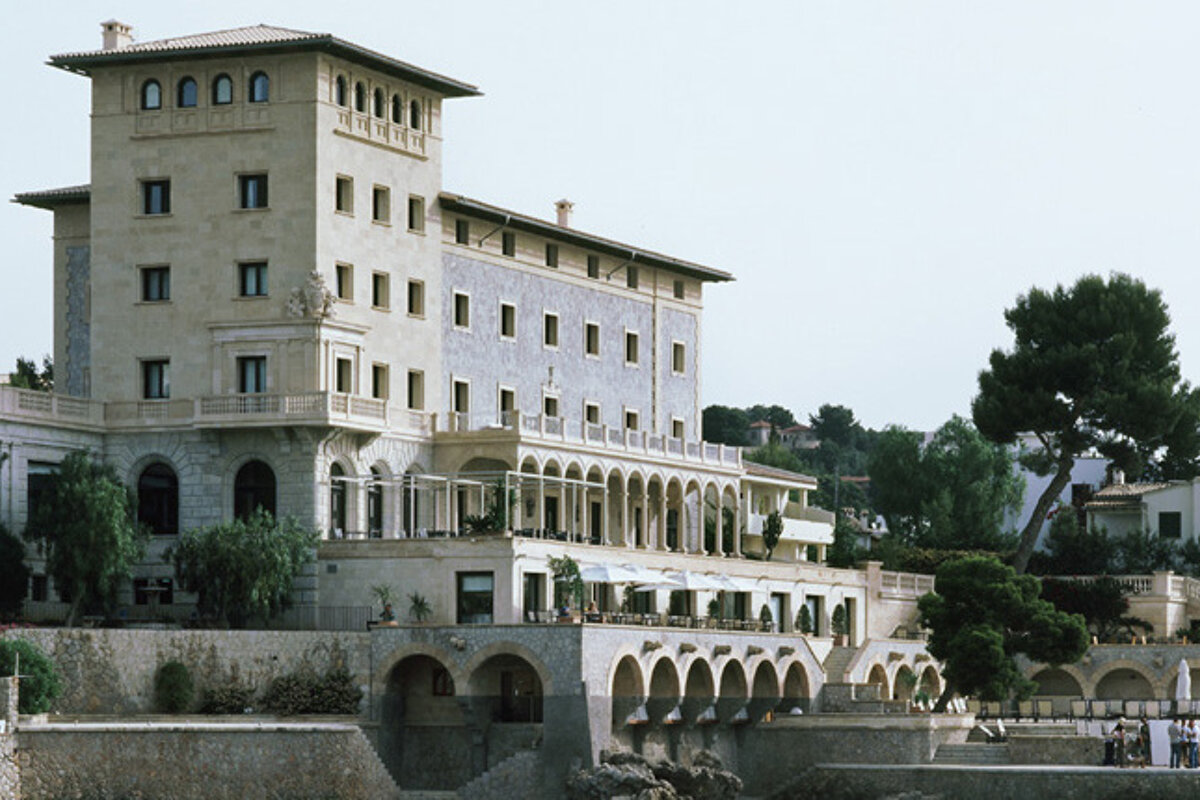 A large building with a lot of windows and arches
