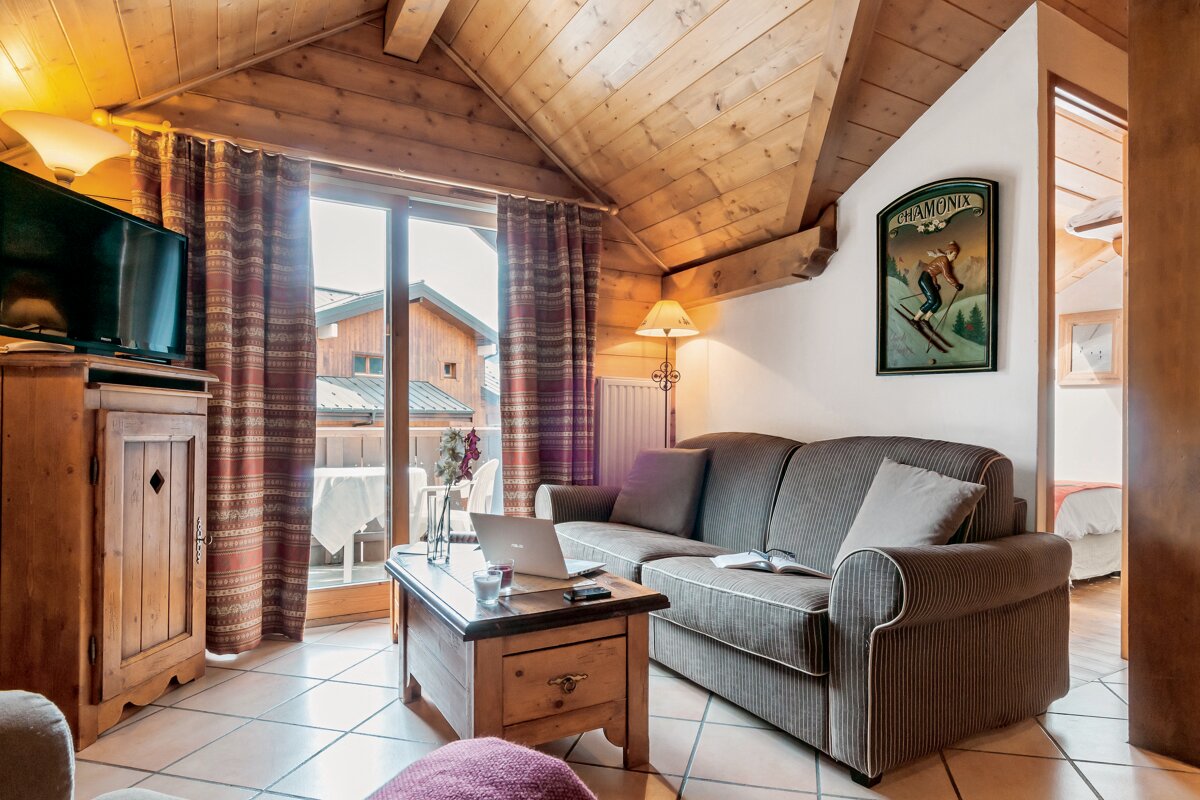 A living room with a couch and a sign that says chamonix