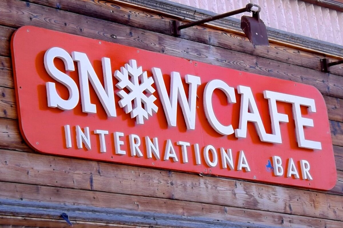 a red rectangle sign for snowcafe
