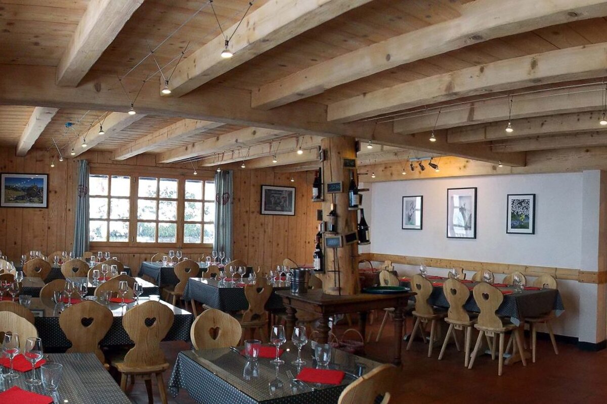 La Petite Auberge Restaurant, Essert Romand interior
