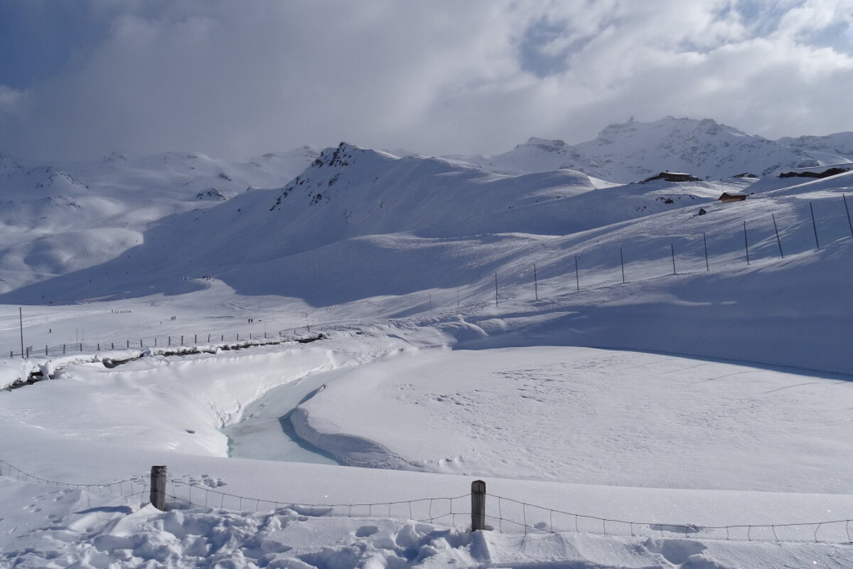 a snow covered lake in val thorens