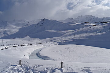 a snow covered lake in val thorens