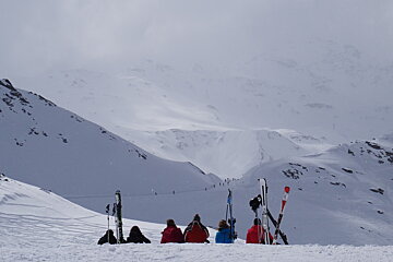 people sat on the piste eating lunch