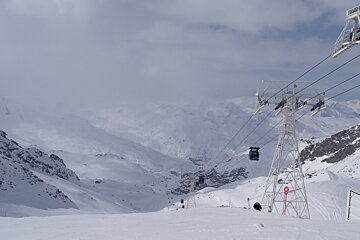 a ski lift in val thorens
