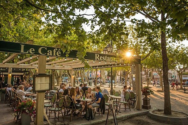 Le Cafe exterior