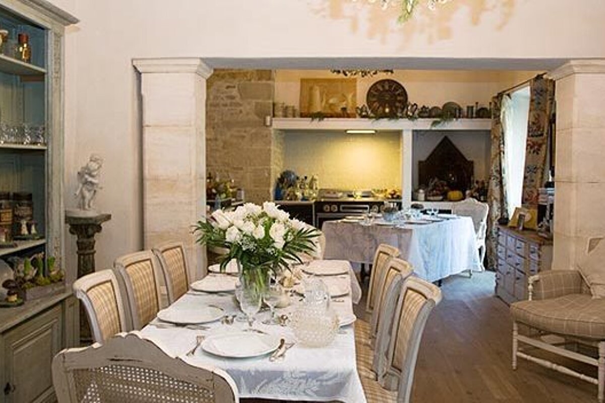 Le Clos Violette dining room 