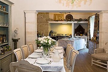 Le Clos Violette dining room 