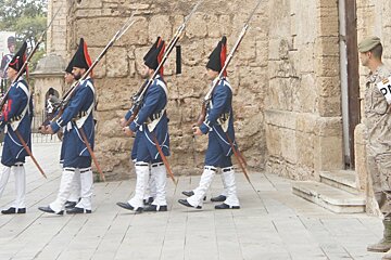 men in uniform with guns over their shoulders in palma