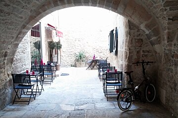 Le Belcour Restaurant Review, Nimes exterior