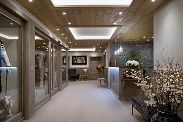 A hallway with flowers and a sign that says speed
