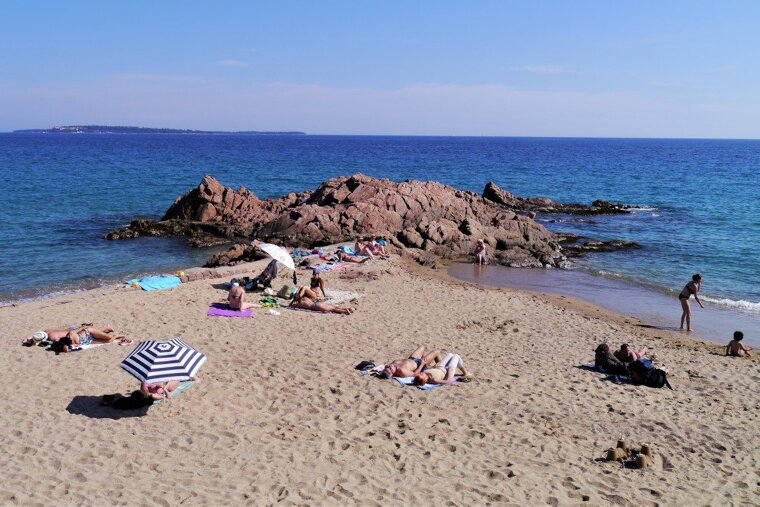 Plage des Rochers Beach, Cannes - La Bocca