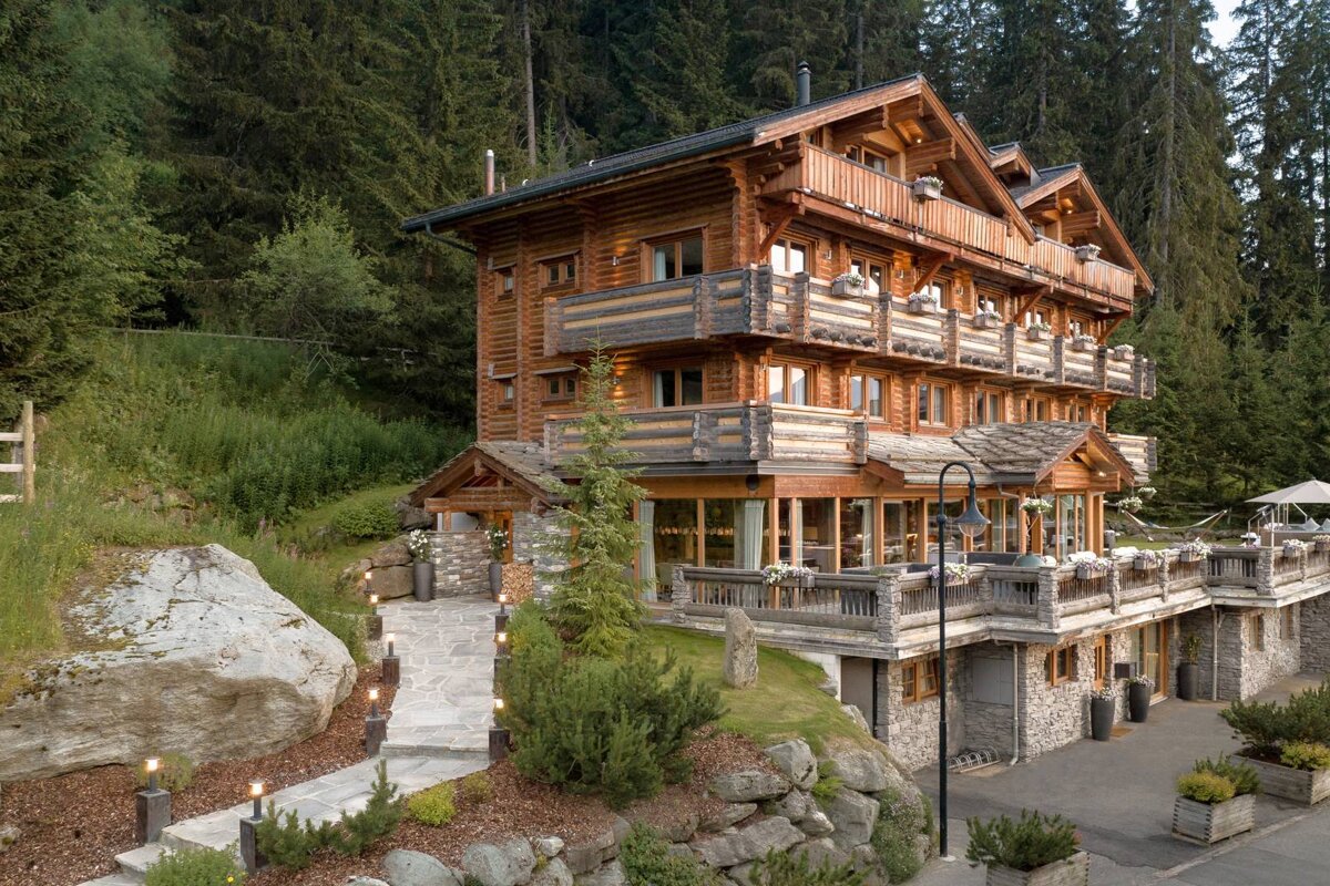 A large log cabin in the middle of a forest
