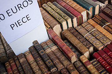 pic of rows of antique books with 10 euro per book sign