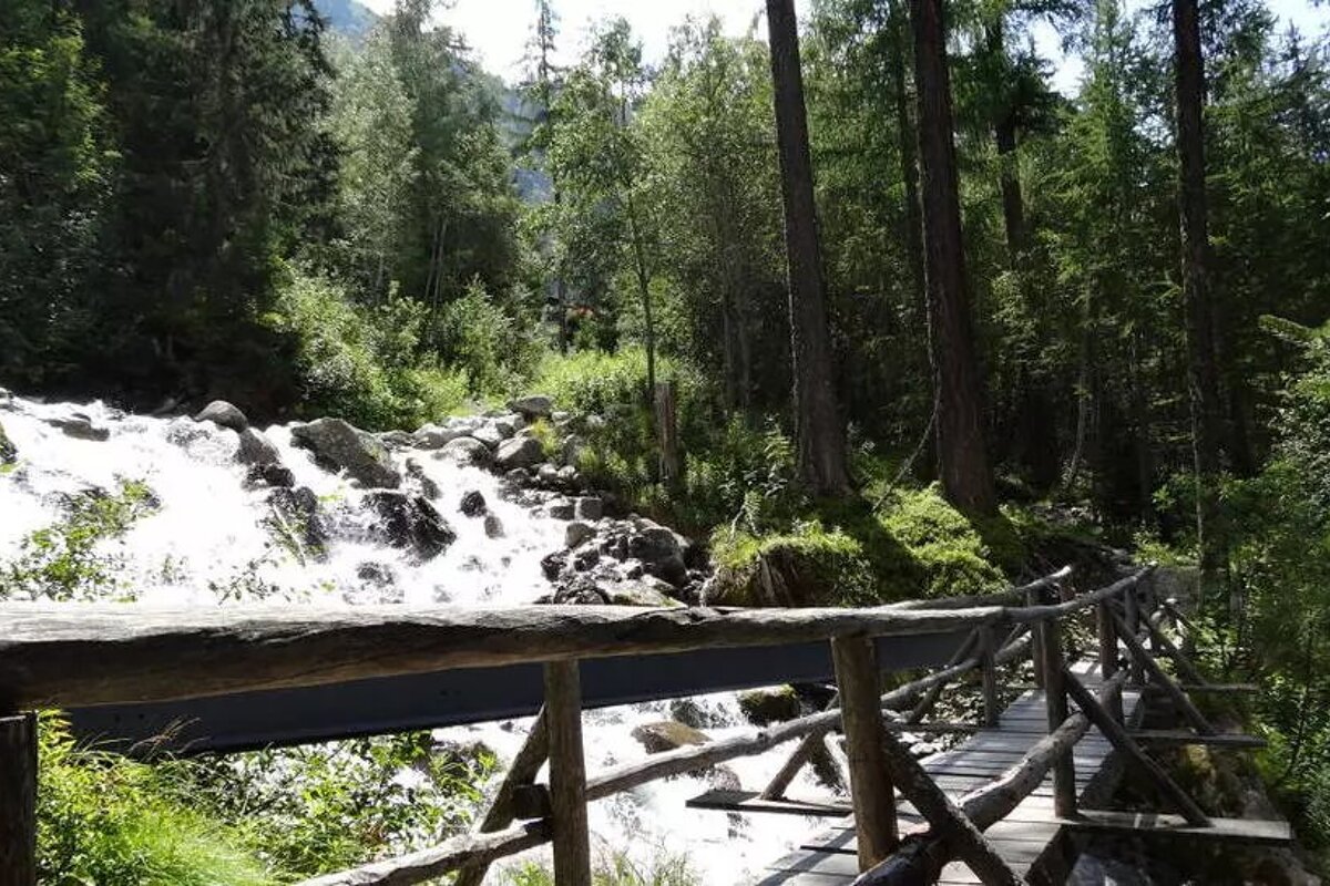 Chalet le Cerro bridge on way