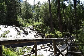 Chalet le Cerro bridge on way