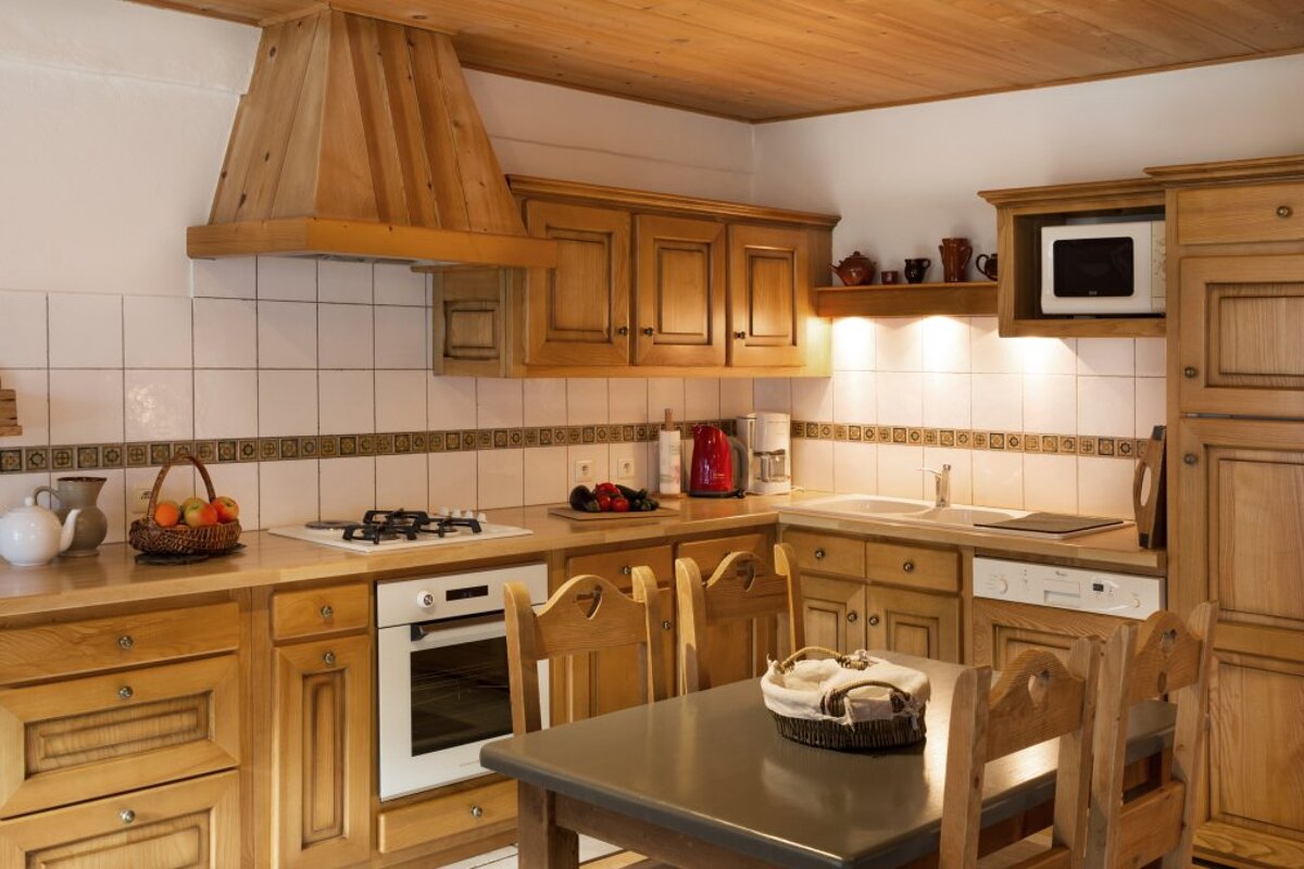 Les Armaillis 1 Chalet Apartments, Morzine kitchen