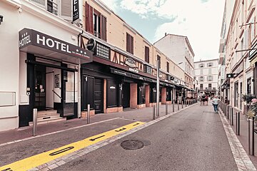 A white building with a sign that says hotel on it