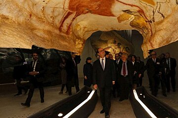 french president looking at cave art at lascaux 4