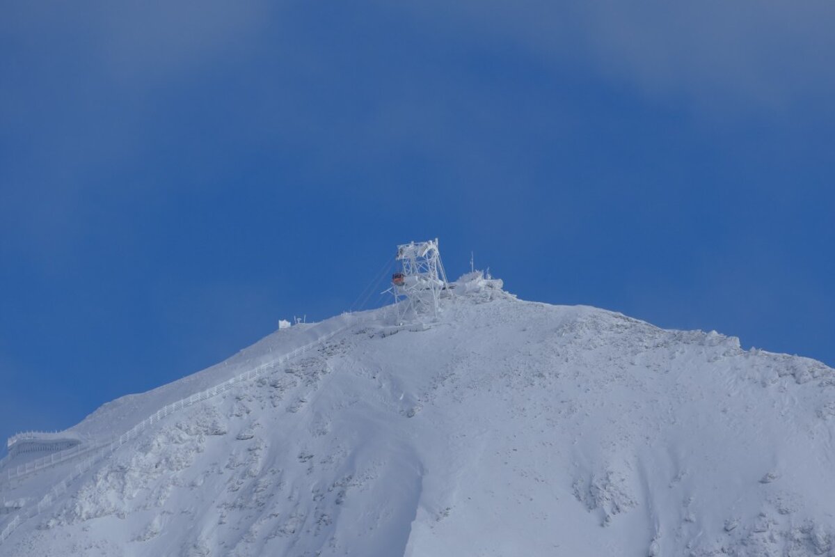 the top of a cable car in les arcs