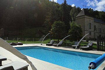 Chateau de Courtebotte, Saint Jean de Blaignac exterior