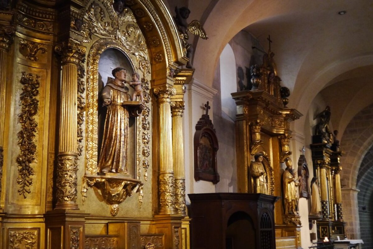 gold statues inside antibes cathedral