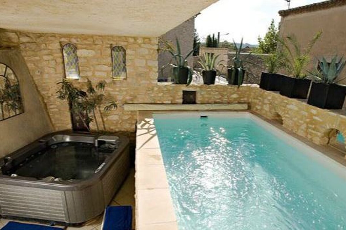 Small plunge pool in yellow sandstone and silver jacuzzi