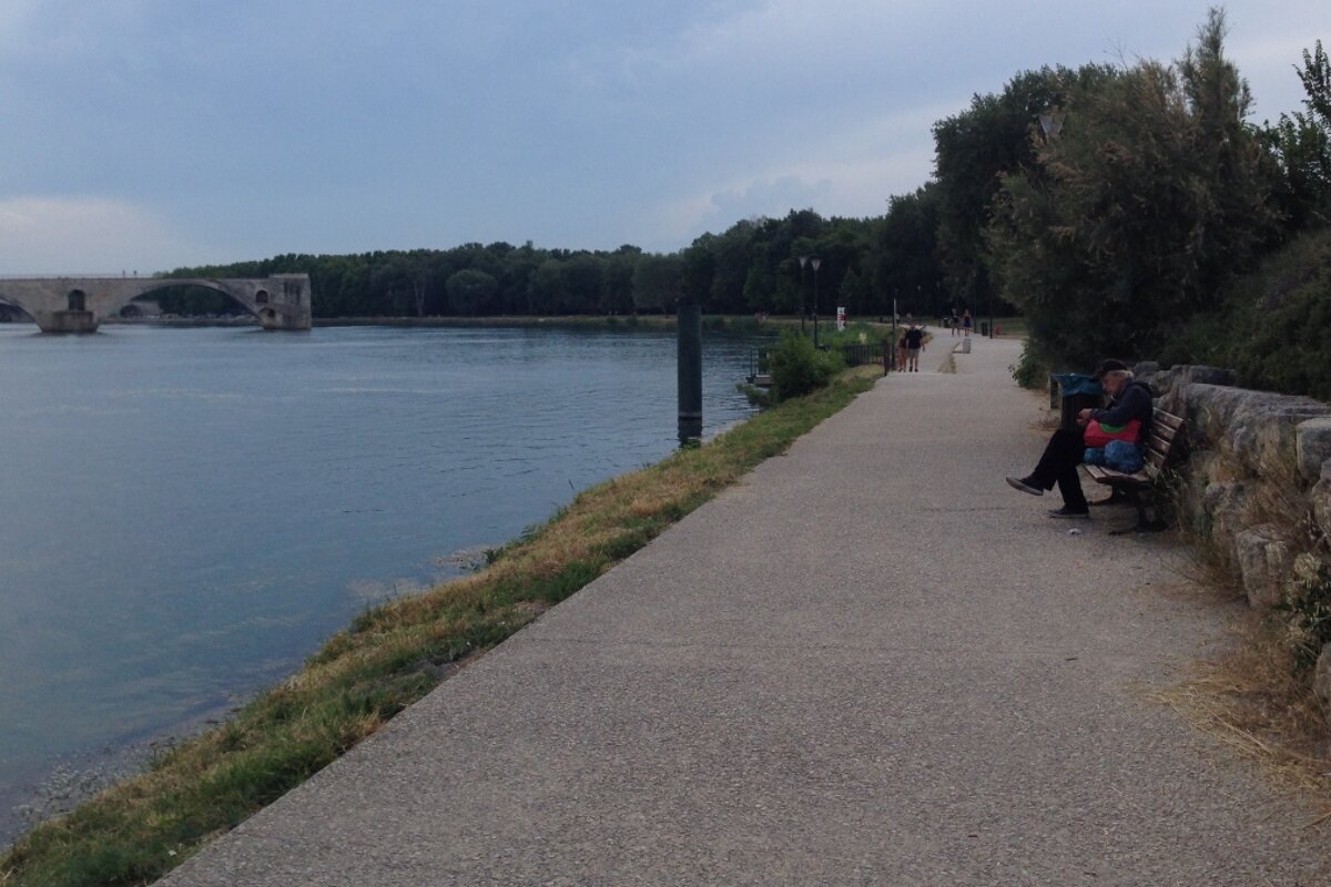 a bike route in avignon provence