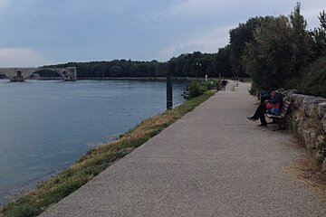 a bike route in avignon provence