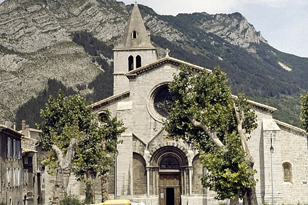 Church with mountain backdrop in Sisterons