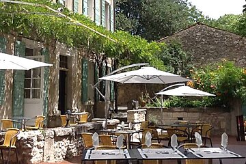 Domaine de Pradaous Restaurant, Cereste restaurant terrasse