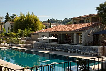 piscine-principale-domaine-du-mas-de-pierre-saint-paul-de-vence-cote-dazur-scaled.jpg