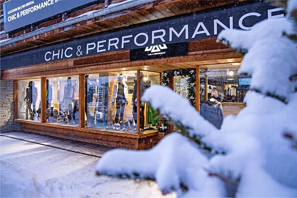 A store front with a sign that says chic & performance