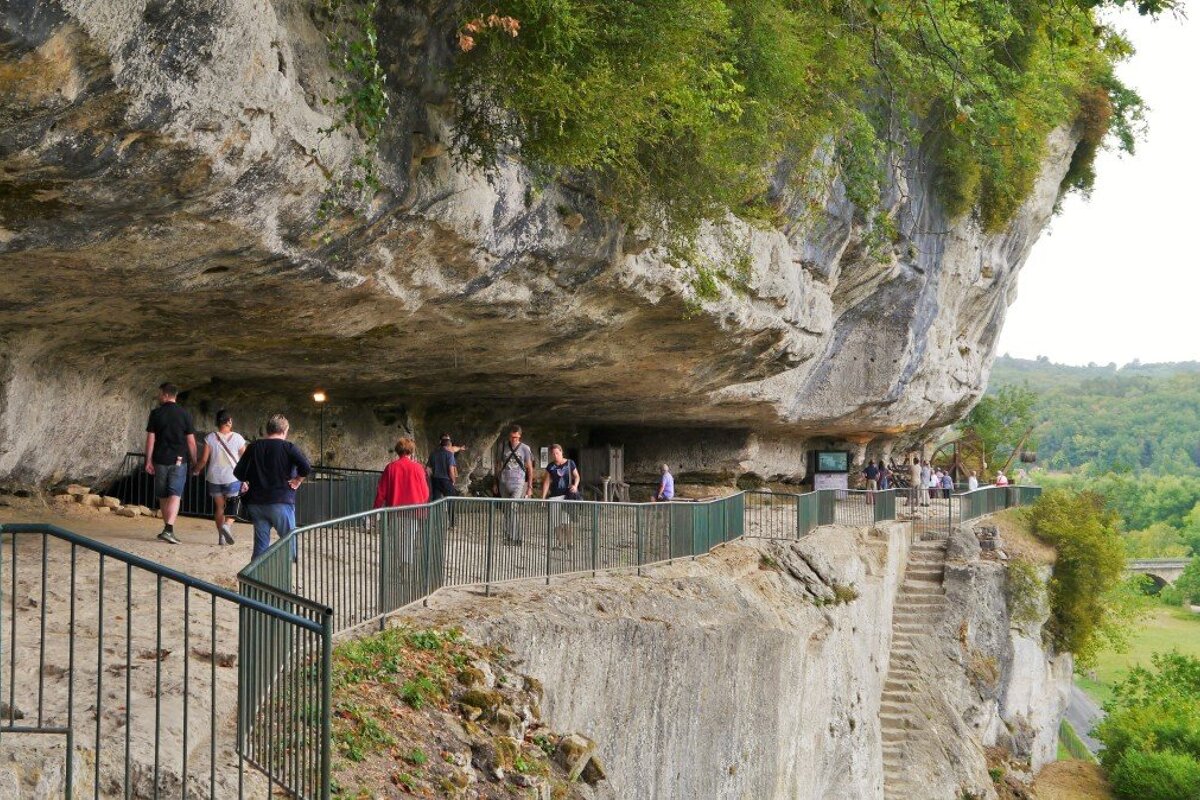 looking along the rock face of la roque saint christophe