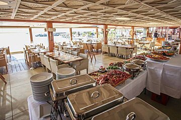 Sunday brunch served ont he terrace in winter at L'Ercin plage