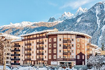 A large building with a sign that says ' hotel ' on it