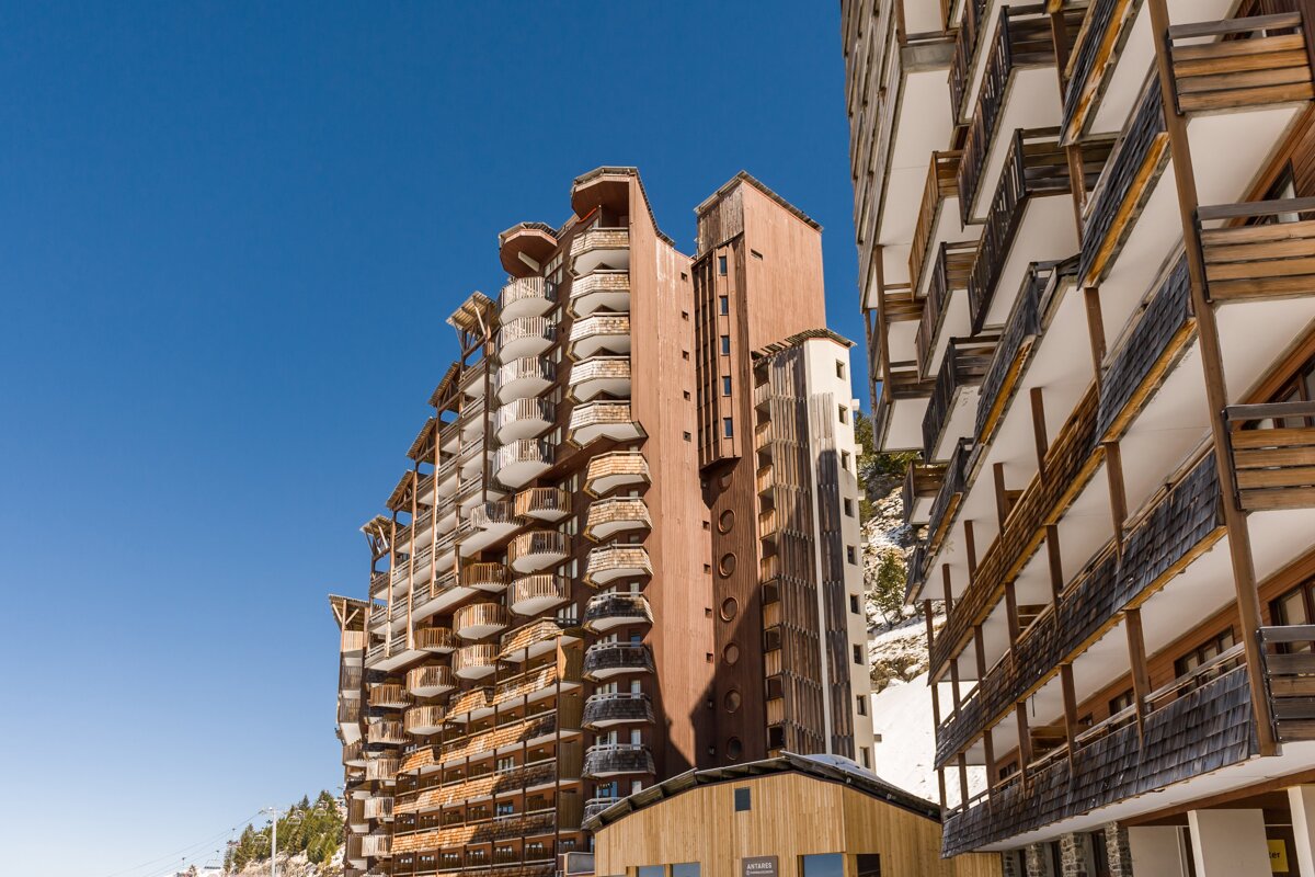 A building with a sign on it that says ' altitude '