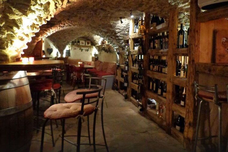 Cave Des Lys Wine bar, Courchevel Le Praz interior