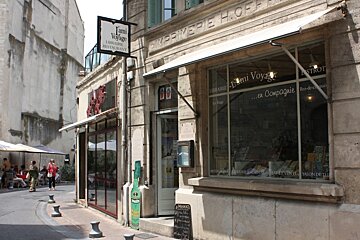 the front of a restaurant in avignon