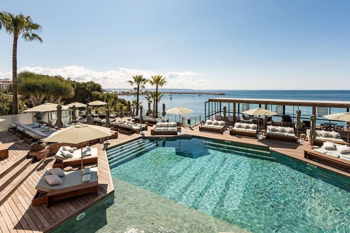 Um Beach house, Portals Nous terrace