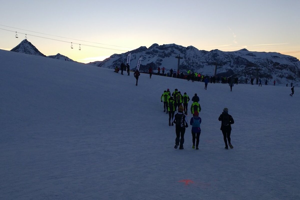 runners at dusk warming up