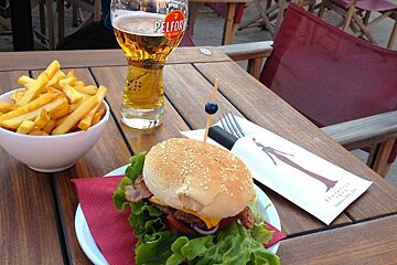 burger chips and beer