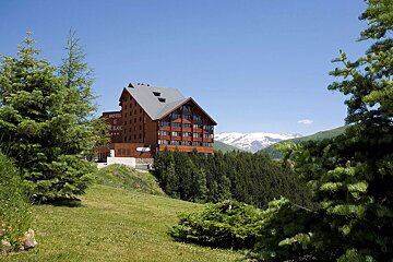 A large building with the word hotel on it