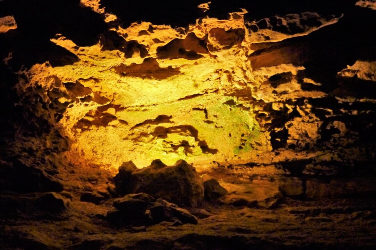 lighting inside the gouffre de padirac