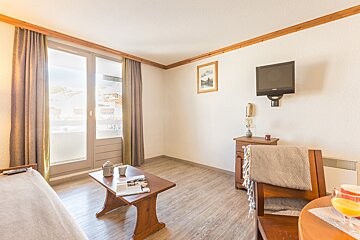 A living room with a flat screen tv on the wall