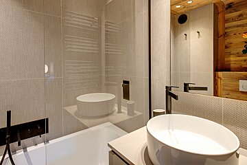 Menor Chalet, Meribel bathroom
