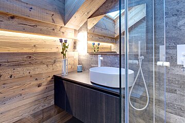 Menor Chalet, Meribel bathroom
