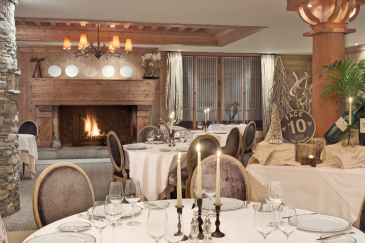 A restaurant with a sign that says sale 10 %