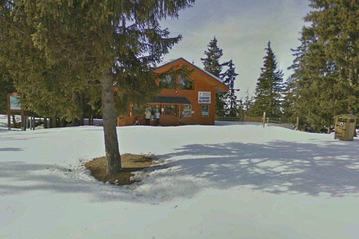 image of the lift pass office on the pistes at the Altiport in meribel